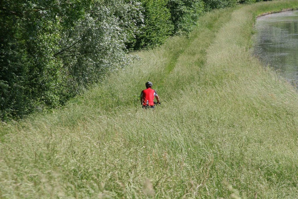 Mit dem Mountainbike auf einem Treidelpfad unterwegs