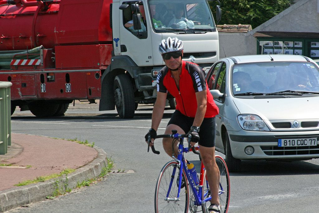 Christian mit seinem geliebten Rennvelo im französischen Strassenverkehr