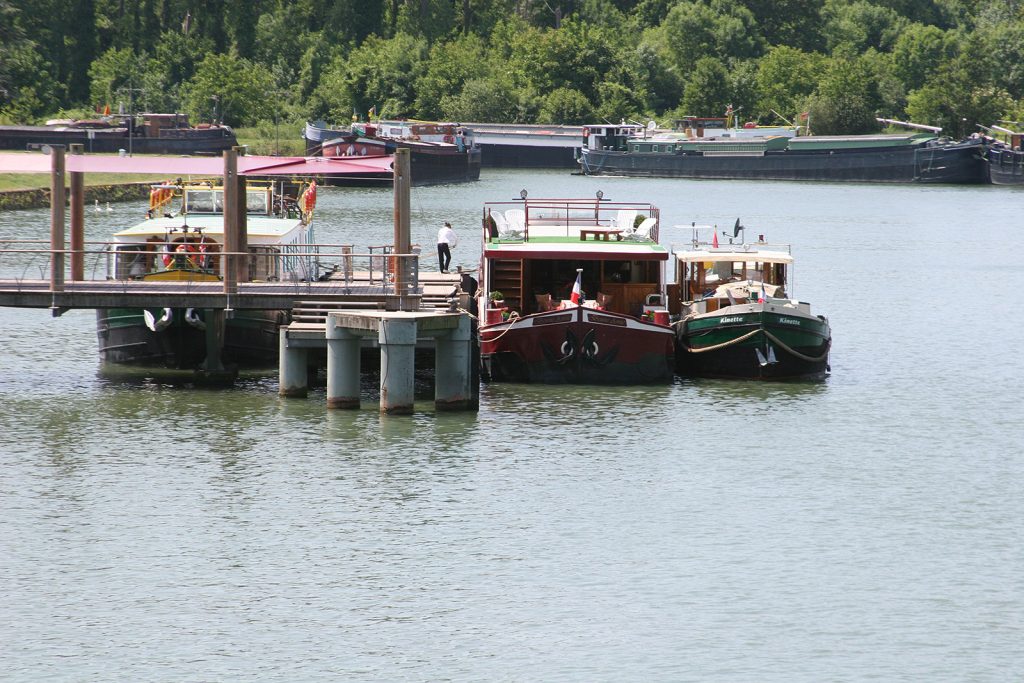 Längsseits an einem Hotelschiff auf der Seine