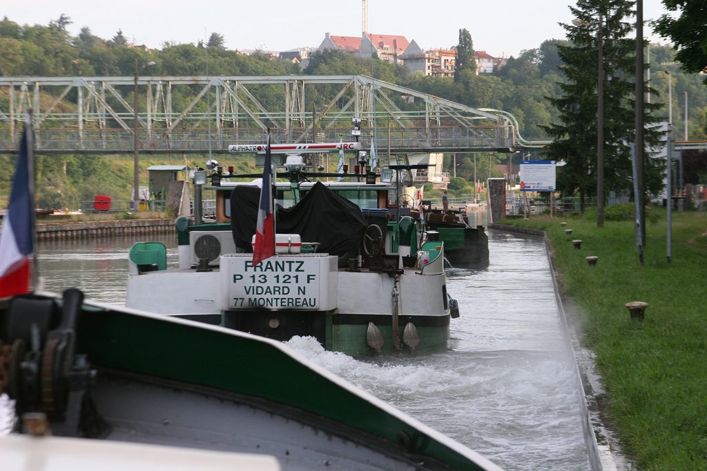 Zusammen mit der Berufsschifffahrt auf der Seine