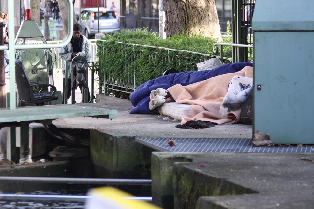 Auch das ist Paris: Clochard in einer Schleuse