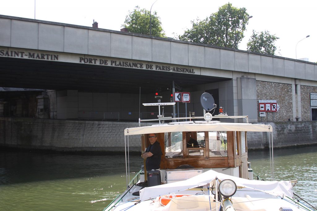 Aus der Arsenal-Schleuse auf die Seine hinaus