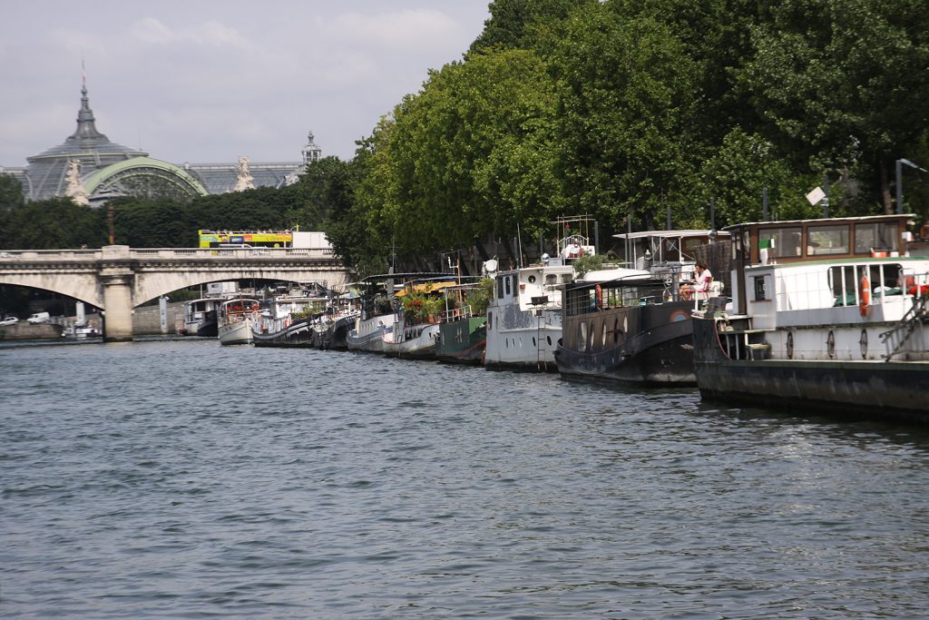 Hausboote am Ufer der Seine