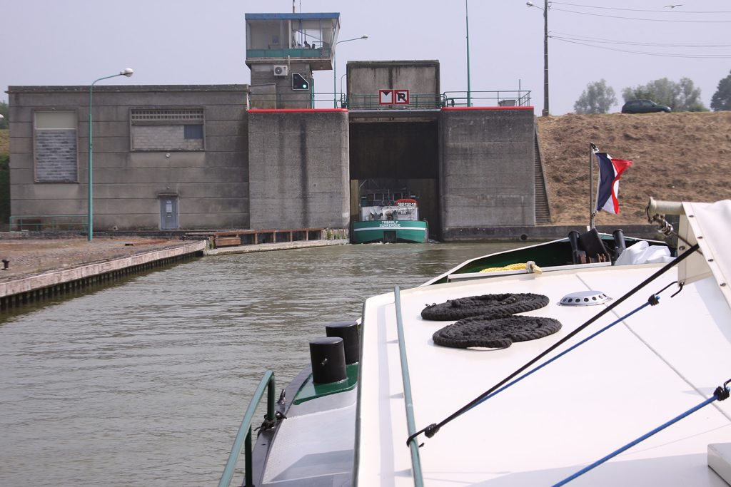 Zusammen mit der «Tabarly» in die Schleuse