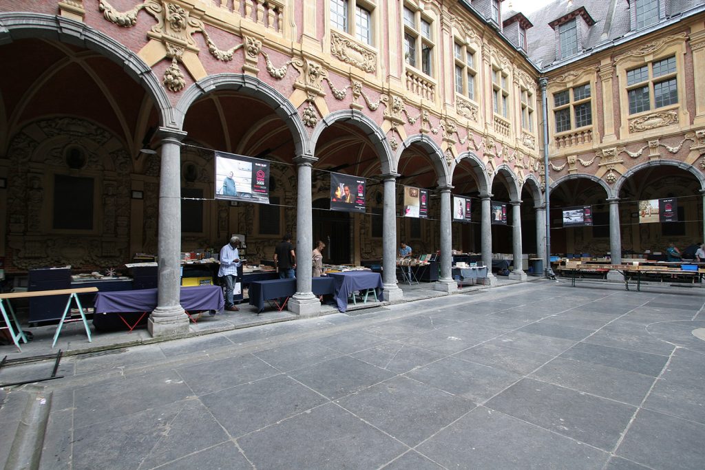 Buchmarkt im Innenhof der alten Börse von Lille