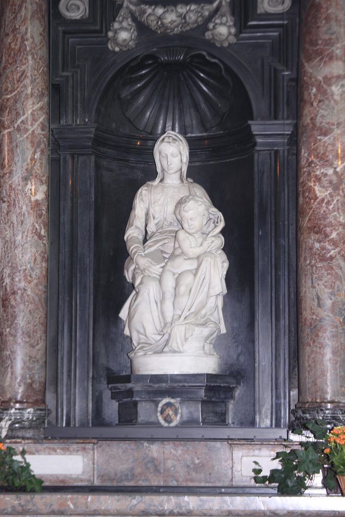 Maria mit Kind von Michelangelo in der Église Notre Dame in Brügge