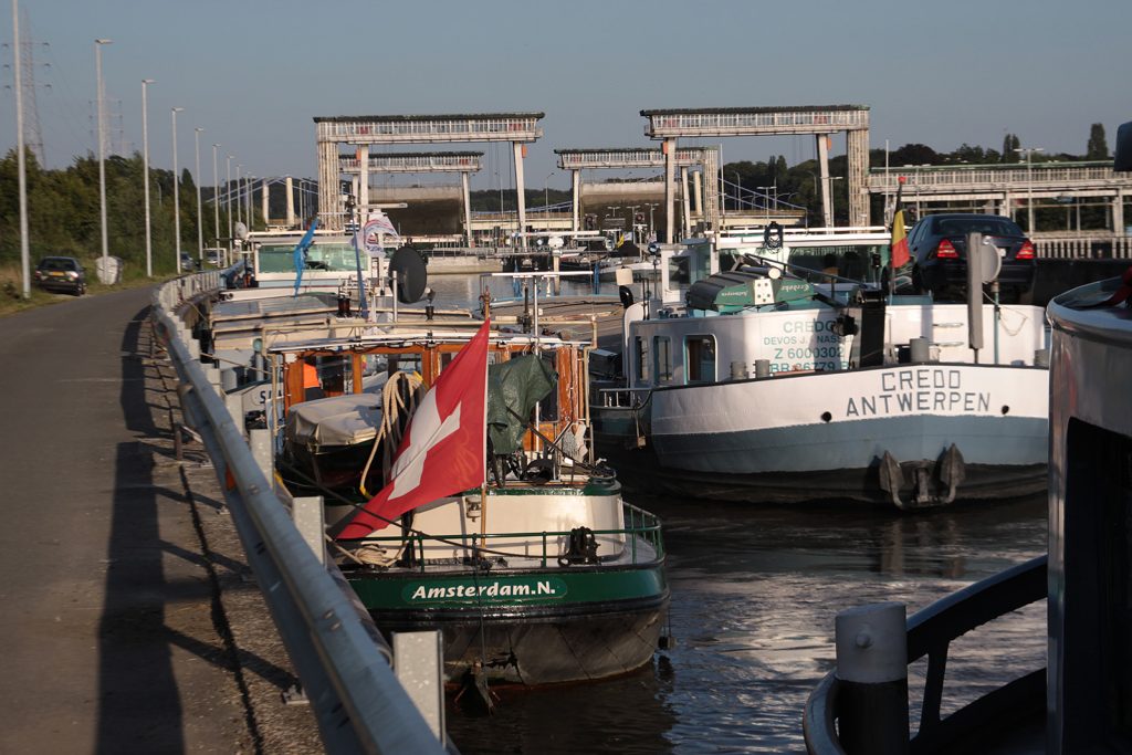 Warten vor der Gezeitenschleuse Merelbeke