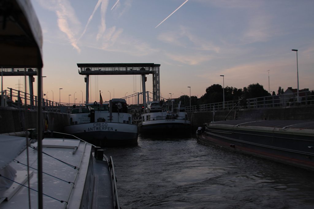 Einlaufen in die Seeschleuse im Morgengrauen