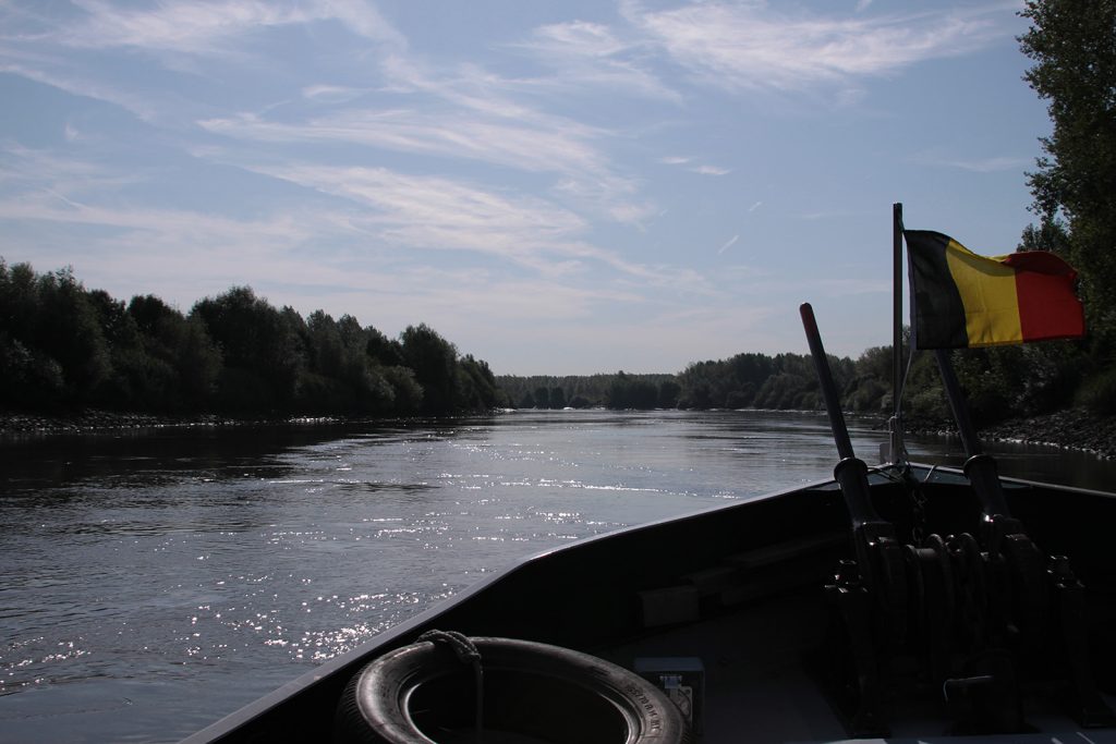 Auf der Schelde mit ablaufendem Wasser zu Tal