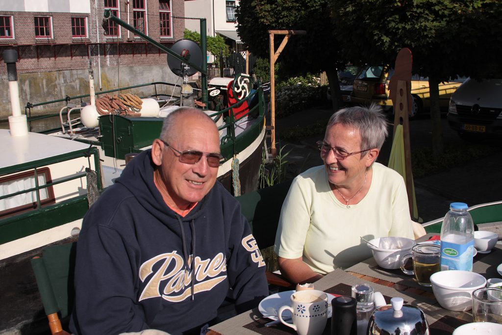 Die Rysers beim Frühstück auf unserem Vorderdeck