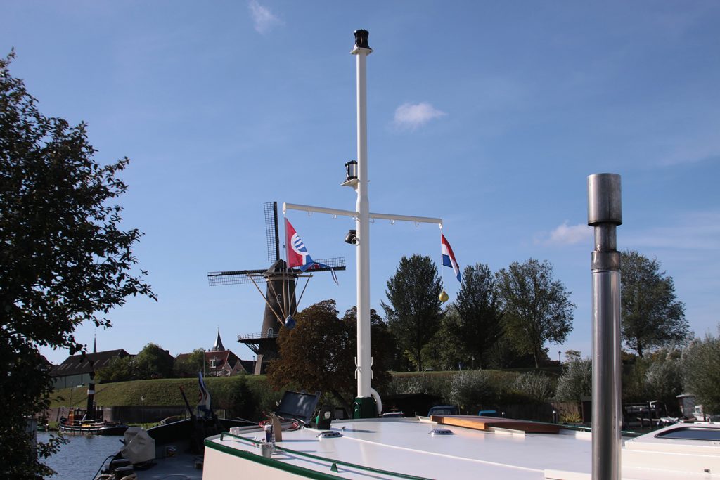 Der neue Mast ist fertig