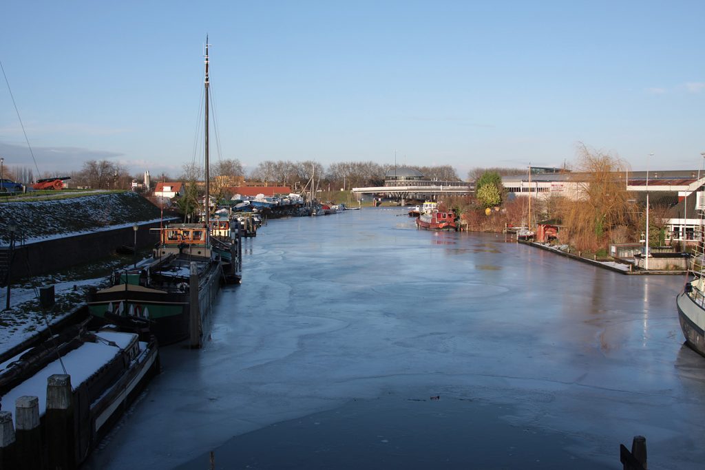 Der Hafen friert unerbittlich zu