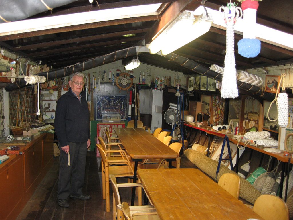 Ein Seiler und Knotenkünstler in seiner Werkstatt in seinem historischen Schiff