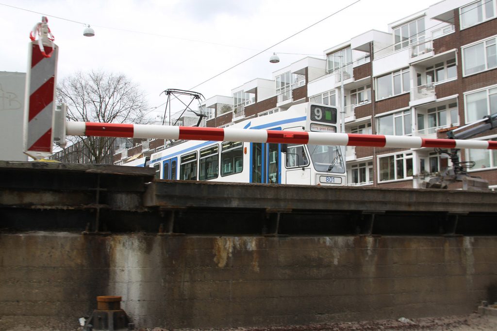 Auch die Strassenbahn muss warten