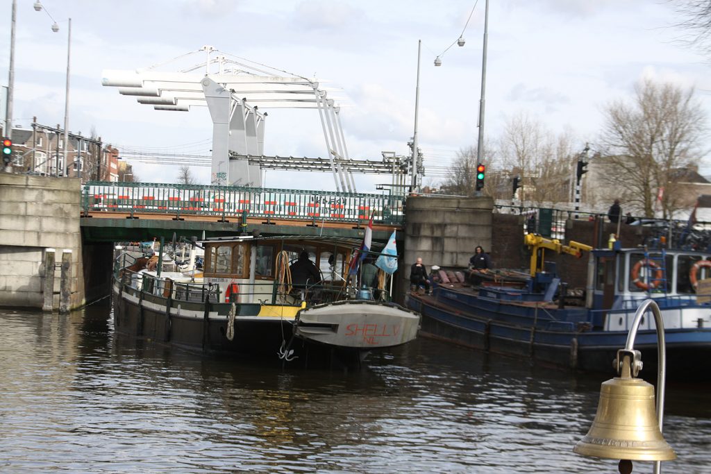 So dicht wie möglich an die Brücke