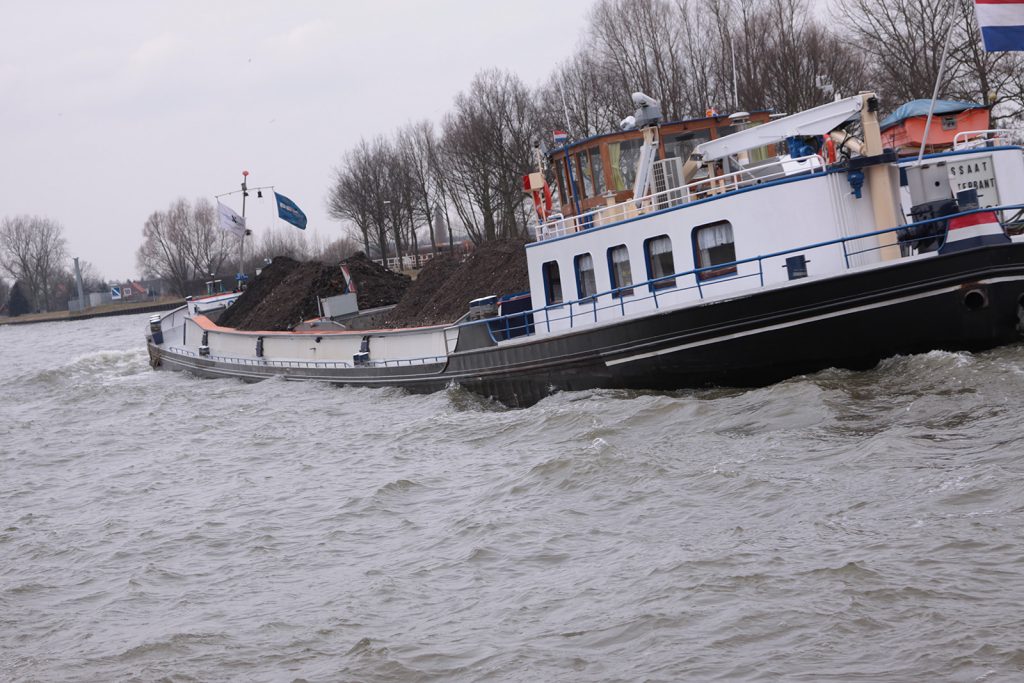 Auf dem Amsterdam-Rheinkanal kann es ganz schön schaukeln