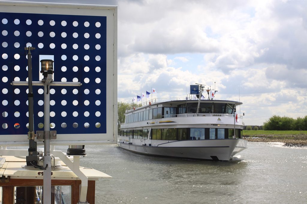 Kreuzen mit einem Hotelschiff im Linksverkehr