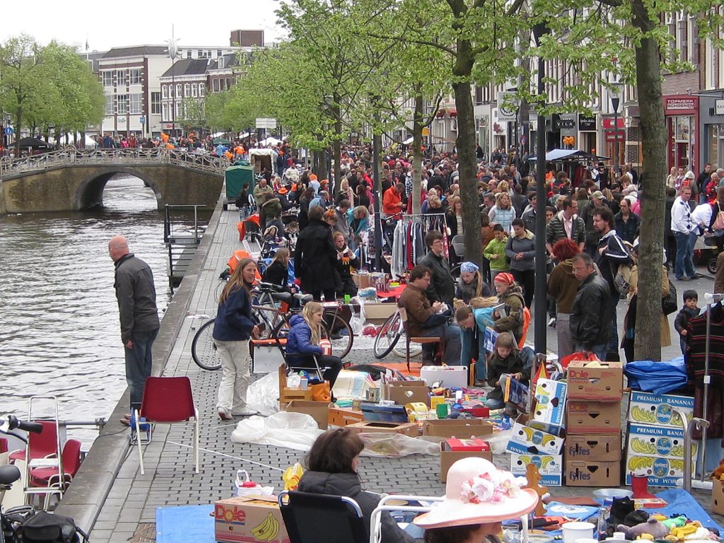 Zum Tag der Königin gehört traditionell ein gigantischer Flohmarkt