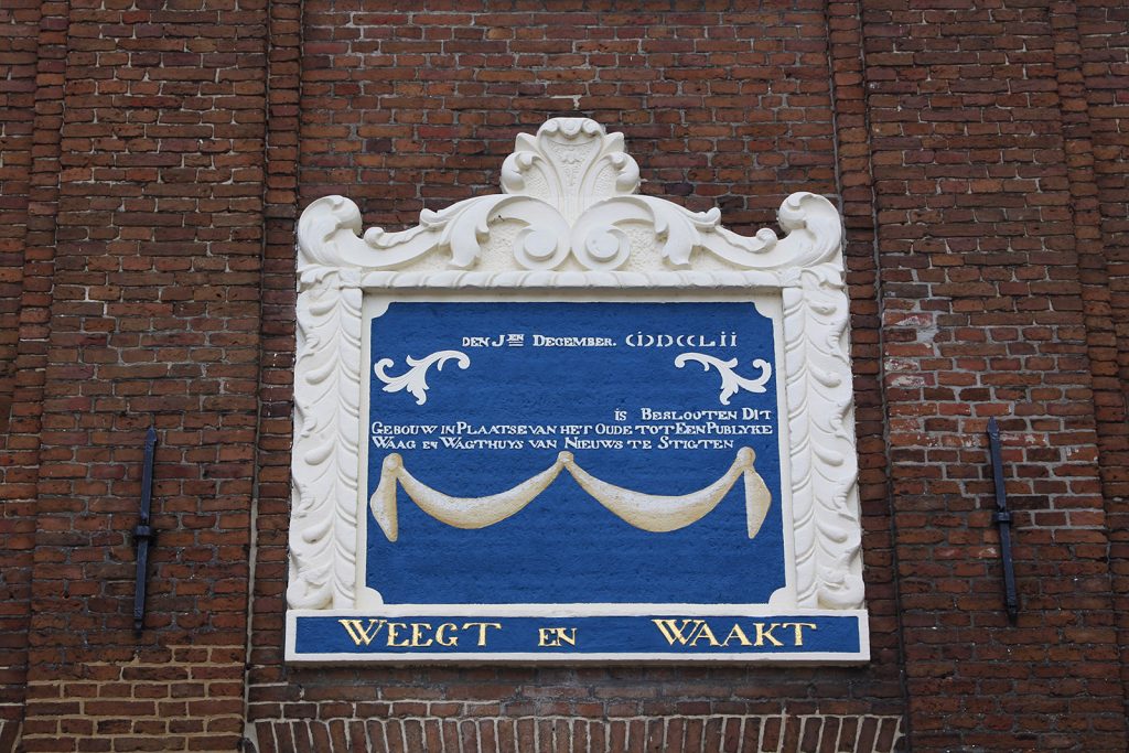 Inschrift an der alten Stadtwaage in Dokkum