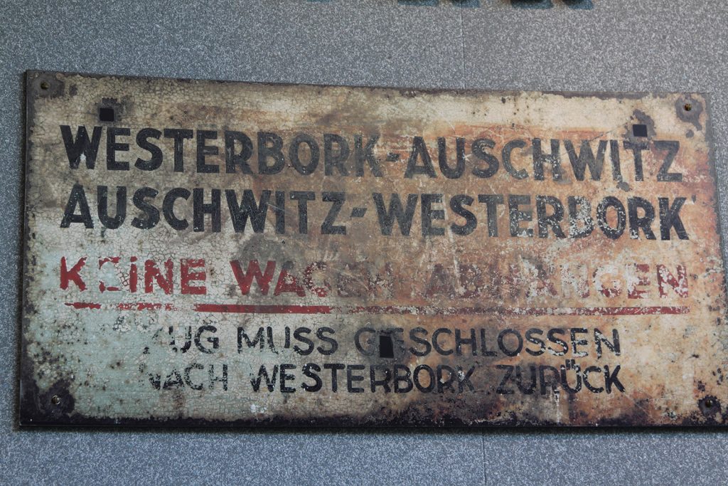 Zugbeschriftung im Erinnerungsmuseum Kamp Westerbork