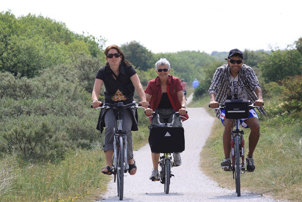 Charlotte, unsere Tochter Annette und ihr zukünftiger Mann Miguel unterwegs auf Schiermonnikoog