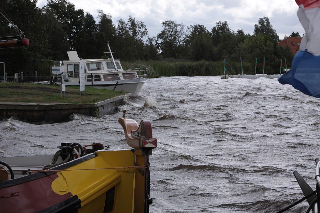 Der Sturm peitscht die Wellen im Hafen