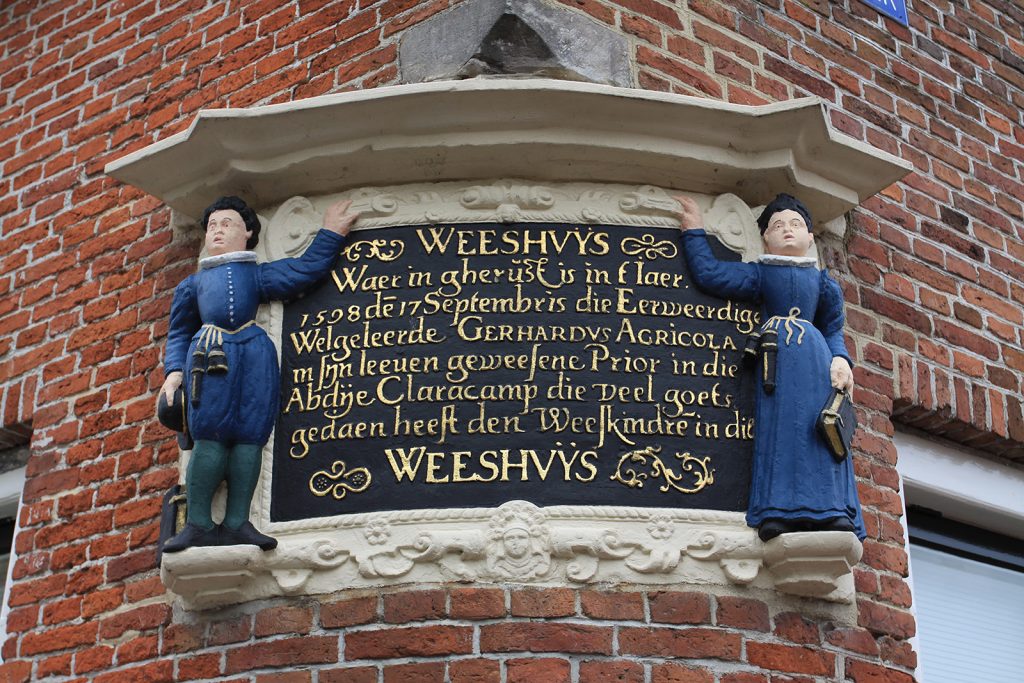 Inschrift am alten Waisenhaus in Franeker