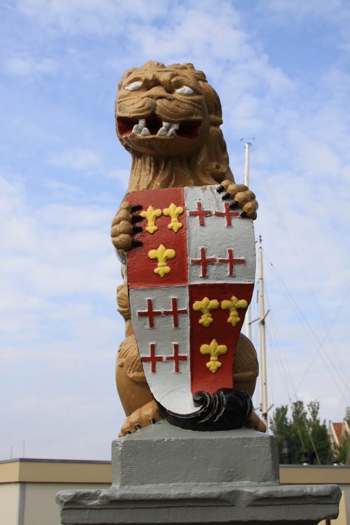 Der friesische Löwe an einer Brücke in Harlingen