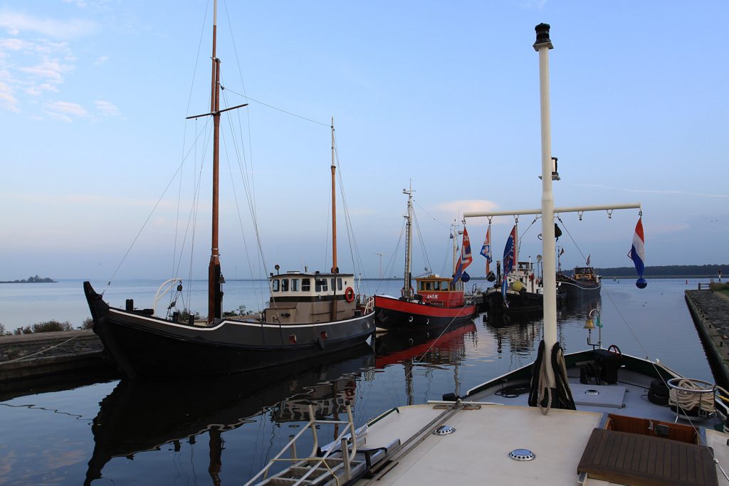 Spakenburg. Liegeplatz im Hafenkanal