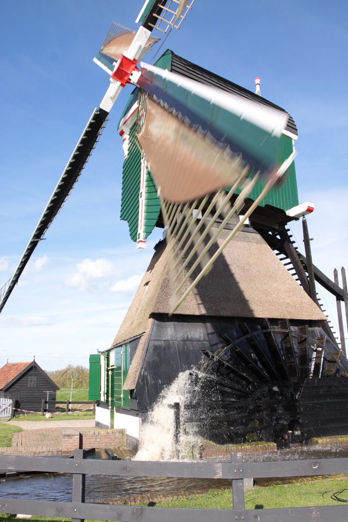 Windmühle als Wasserpumpwerk in voller Aktion