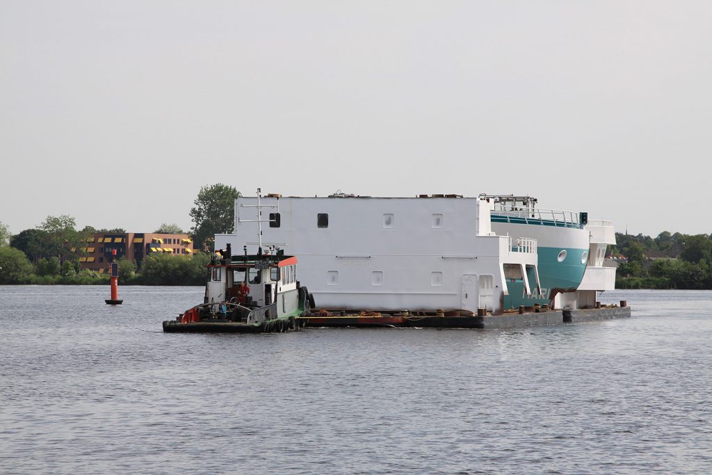 Schwertransporte finden in Holland auf dem Wasser statt