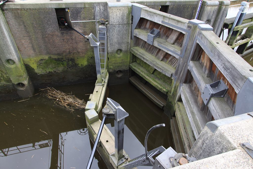 Vier der acht Tore der Waaierschleuse (Im Normalbetrieb bleiben zwei dieser Tore offen)