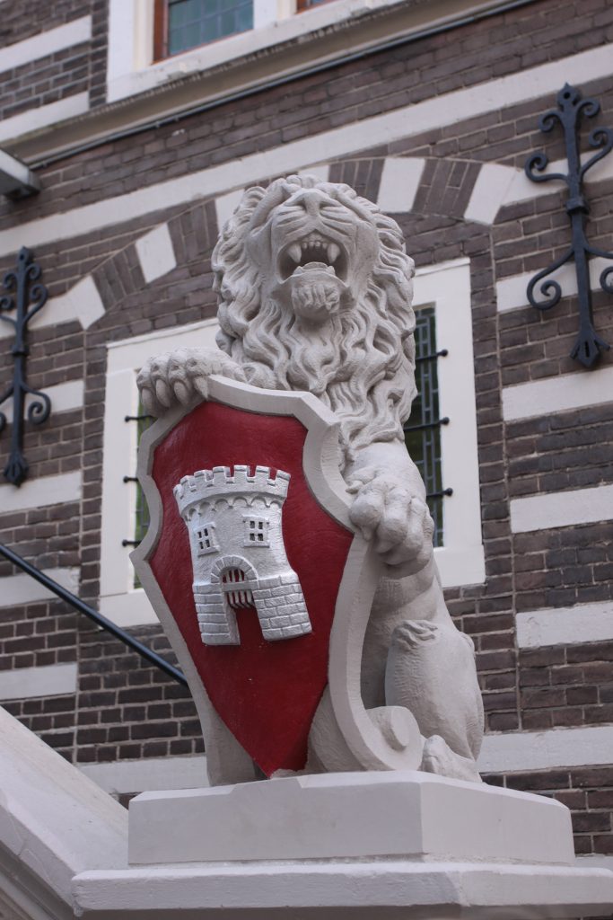 Der wehrhafte Löwe mit dem Alkmaarer Wappen