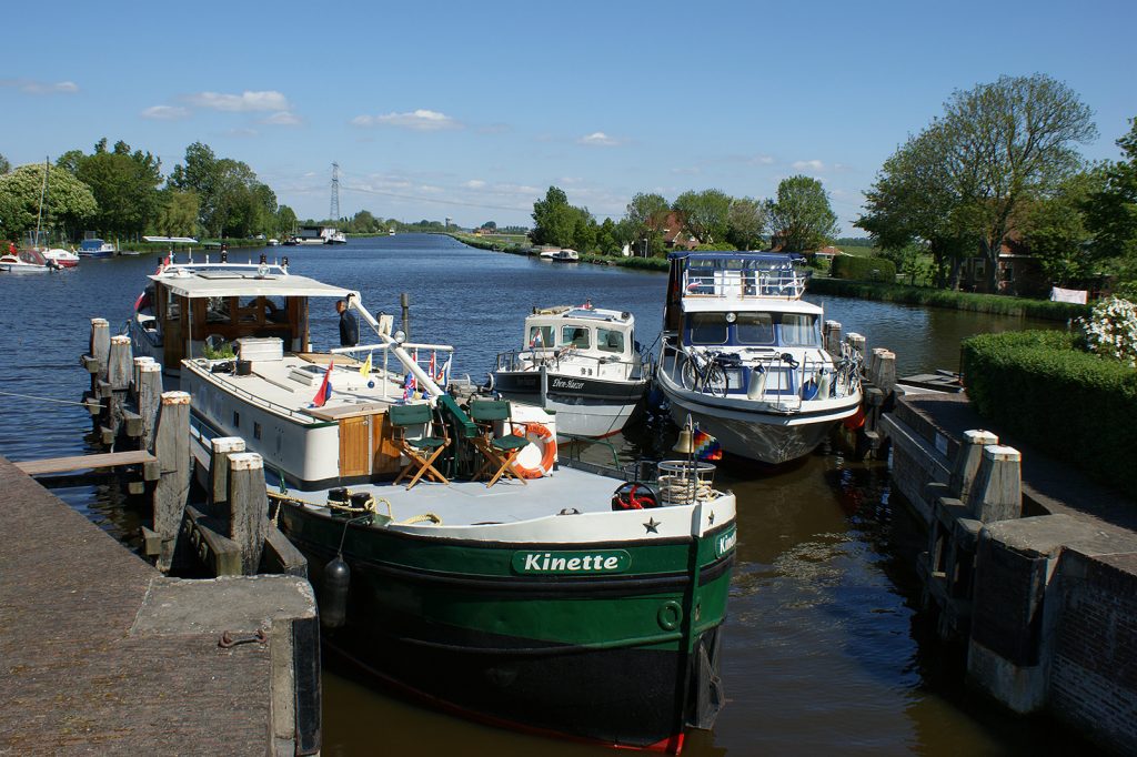 Warten vor der Nauernaschen Schleuse (Bild Dominique Danzeisen)