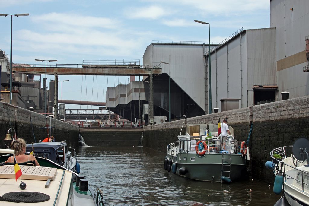 Schleuse Marcinelle in Charleroi mitten in der Schwerindustrie