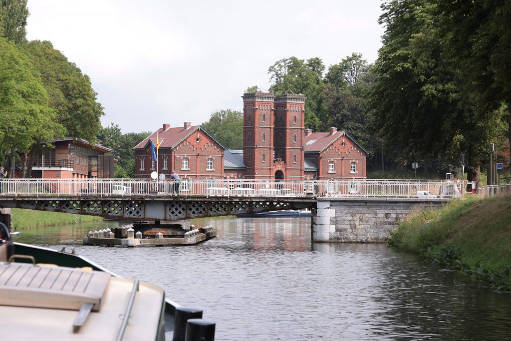 Von Hand bediente, historische Drehbrücke mit passender Kulisse