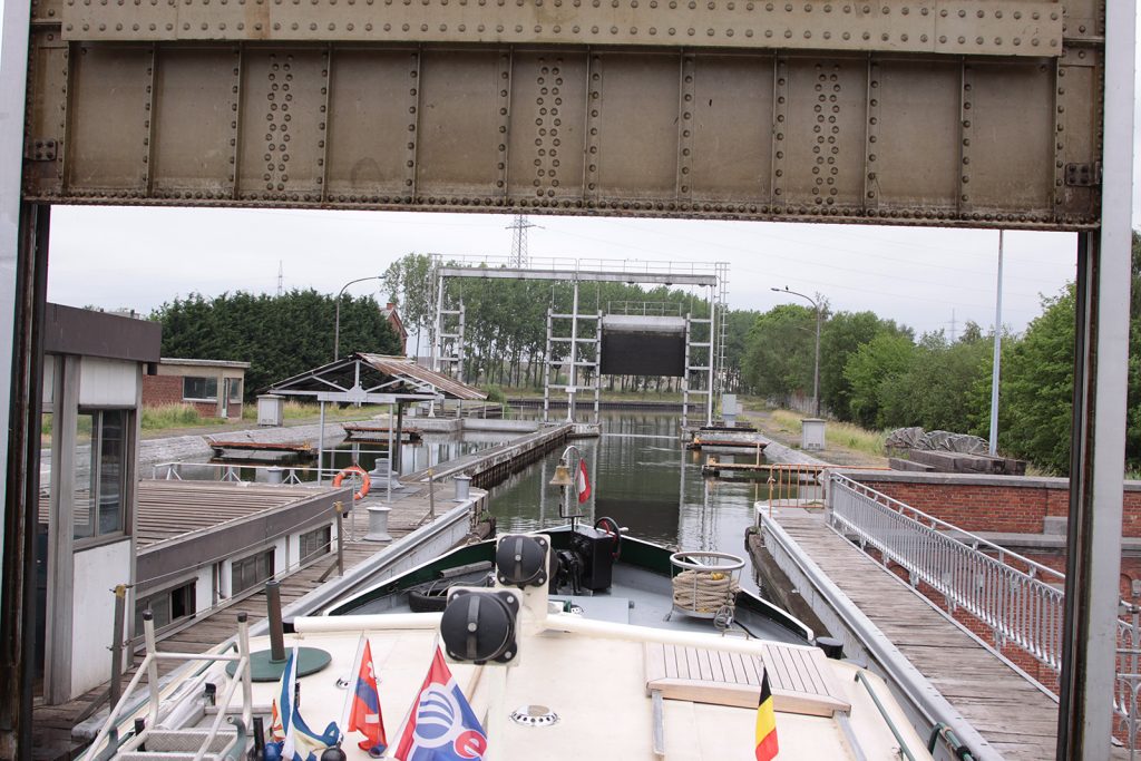 Ausfahrt durch die Hebetore von Ascenseur 1 und Schutzschleuse