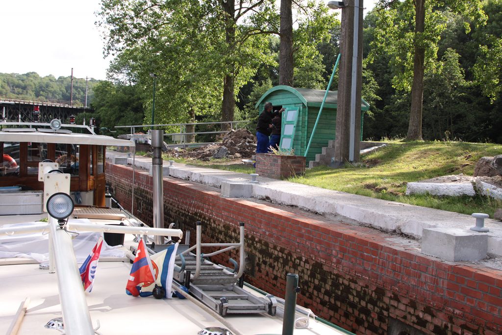 Eine belgische Sambre-Schleuse wird liebevoll restauriert