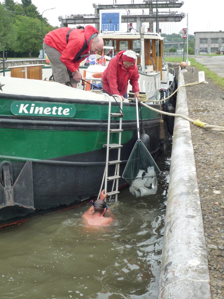 Entfernen des Bauplastiks aus dem Bugstrahlruder (Bild Ruth Vögtlin)