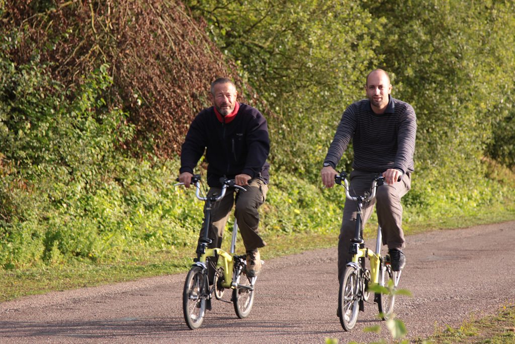 Vater und Sohn unterwegs