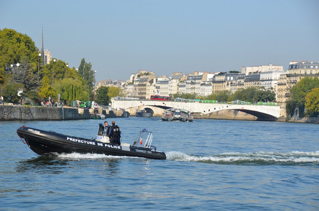 Die Wasserschutzpolizei ist in Paris freundlich und allgegenwärtig