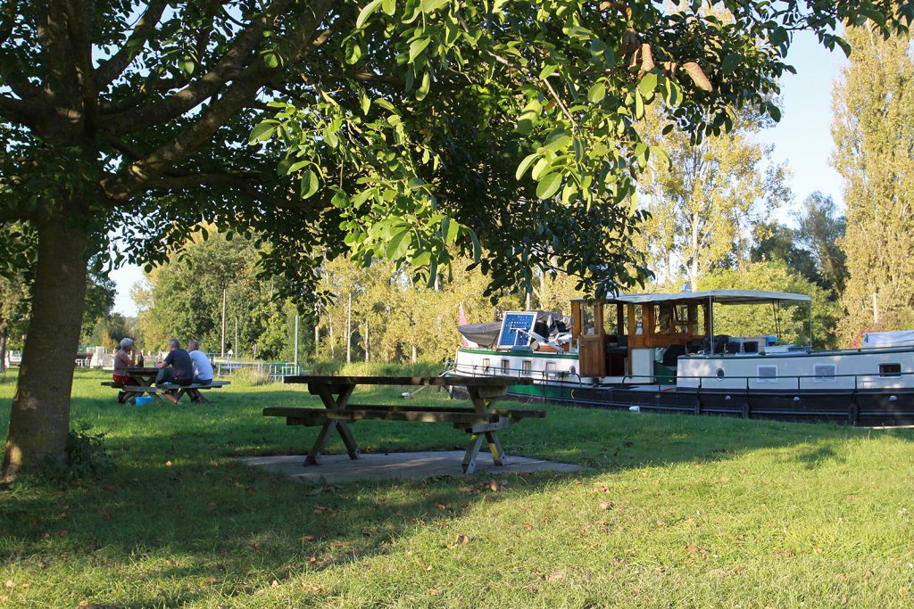 Abendessen am Canal du Loing (oberhalb Schleuse Beaumoulin)