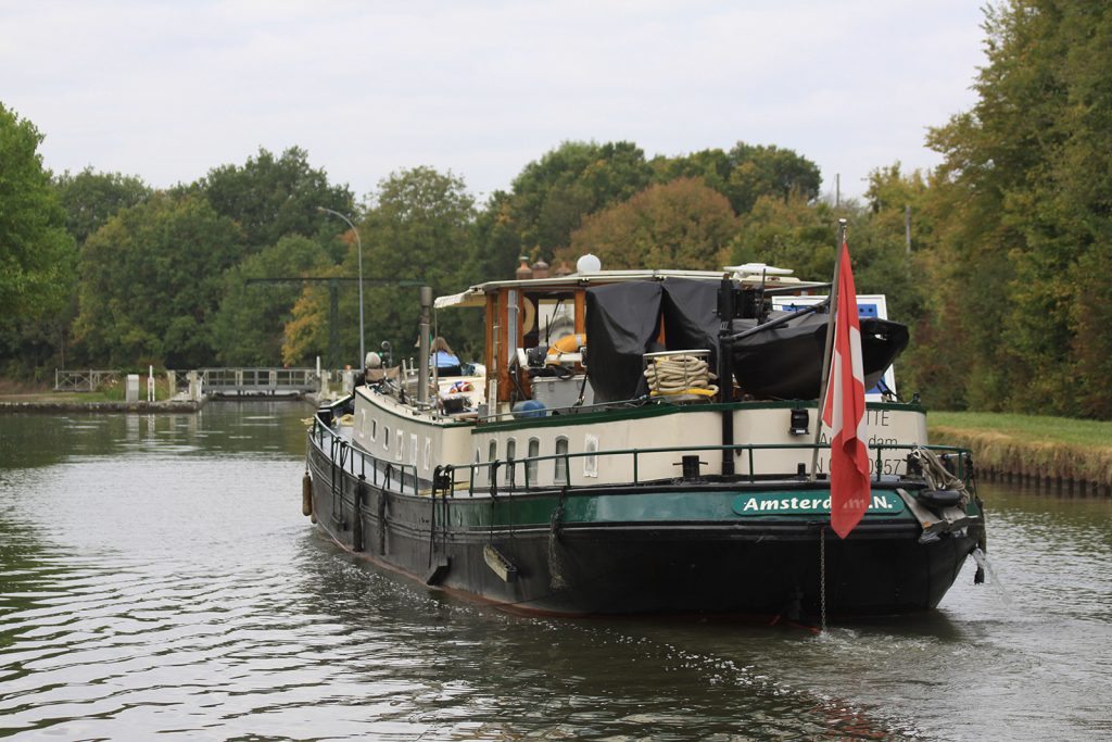 Einfahrt in eine volle Schleuse beim Hinunterschleusen