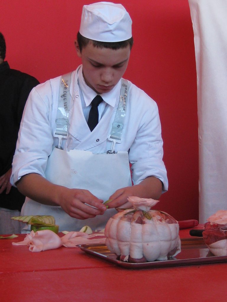 Ein Metzgerlehrling zeigt sein Können an der «Fête du Charolais»