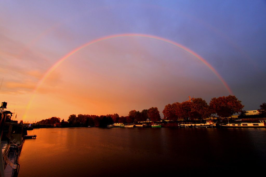 Regenbogen über dem Hafenbecken von Roanne