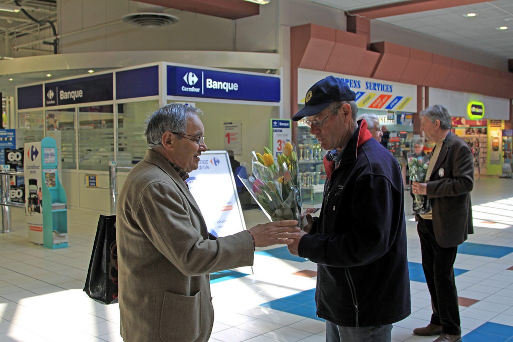 «Monsieur, un petit bouquet de tulipes pour la lutte contre le cancer?»