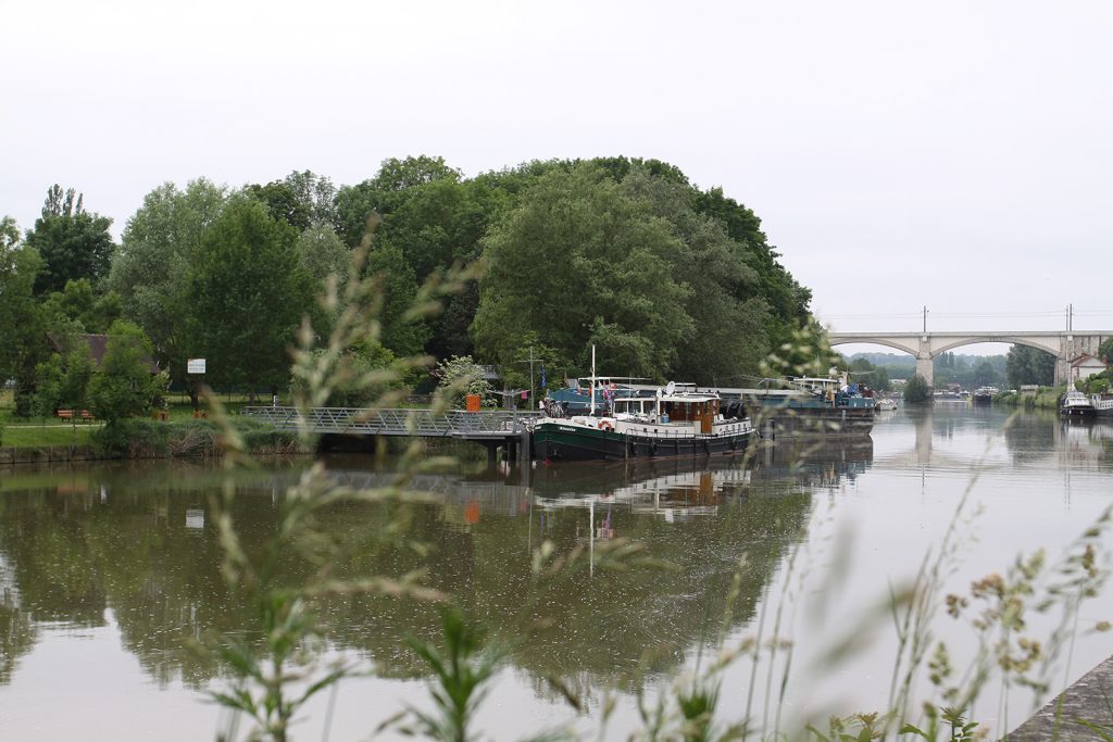 Am Hotelschiff-Steg in Moret s/Loing