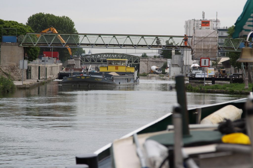 Der Canal Saint Denis wird noch stark von der Berufsschifffahrt genutzt