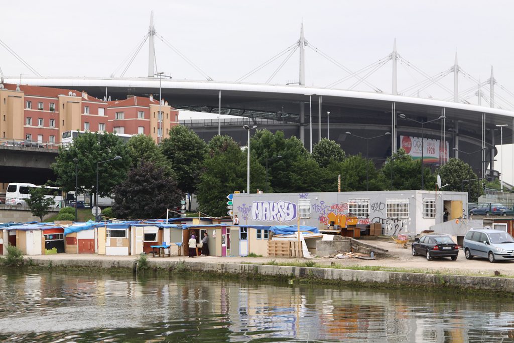 Slumsiedlung vor dem Stade de France