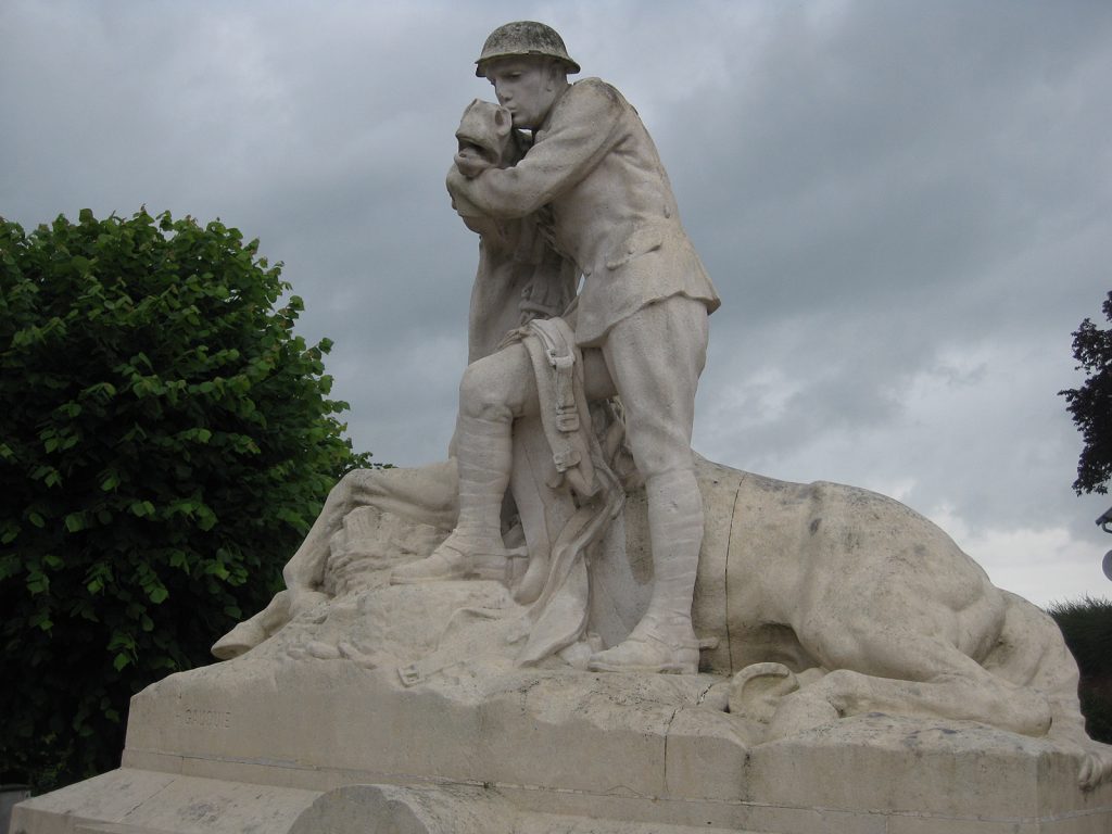 Denkmal in Chipilly s/Somme: Britischer Soldat tröstet sein verwundetes Pferd